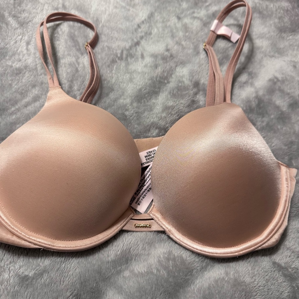 Victoria's Secret Tan Seamless Underwire Bra ,brand new without tag never worn .